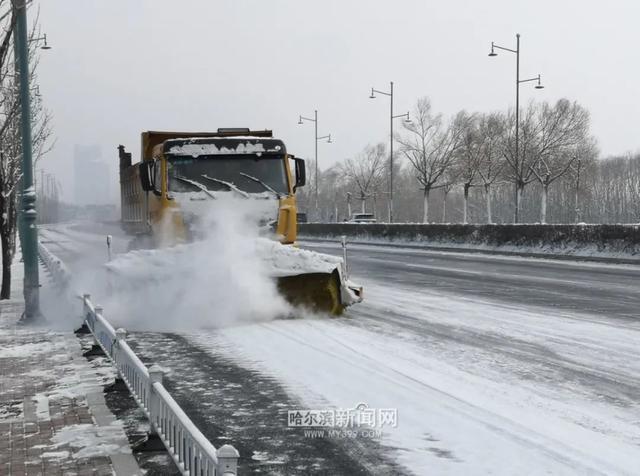 哈尔滨全市主干街路积雪清理完毕 今天还会有阵雪，交警部门发布提示