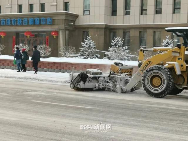 哈尔滨全市主干街路积雪清理完毕 今天还会有阵雪，交警部门发布提示