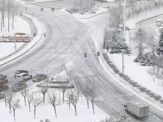 哈尔滨全市主干街路积雪清理完毕 今天还会有阵雪，交警部门发布提示