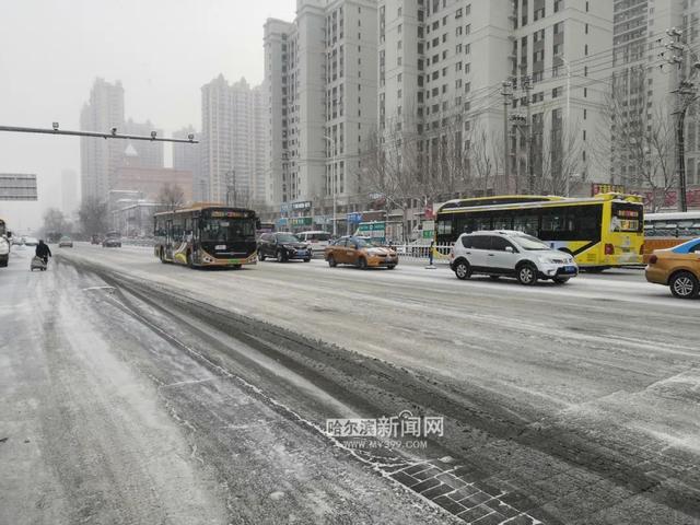 哈尔滨全市主干街路积雪清理完毕 今天还会有阵雪，交警部门发布提示