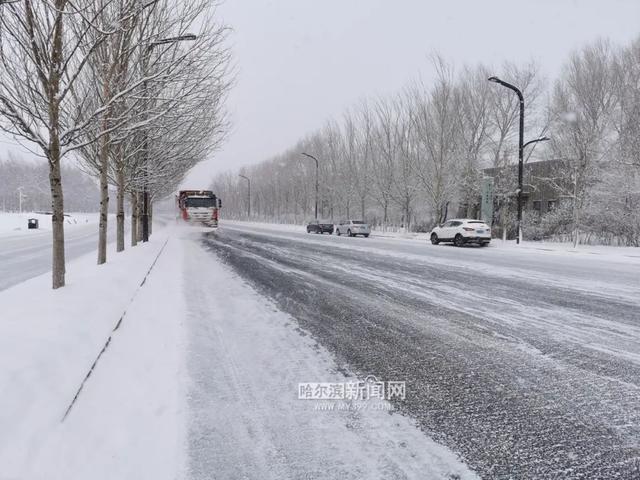 哈尔滨全市主干街路积雪清理完毕 今天还会有阵雪，交警部门发布提示