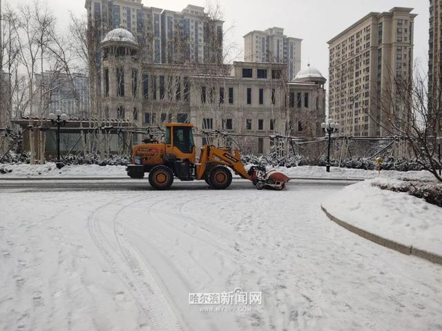 哈尔滨全市主干街路积雪清理完毕 今天还会有阵雪，交警部门发布提示