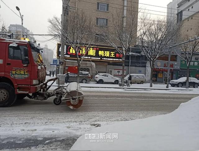 哈尔滨全市主干街路积雪清理完毕 今天还会有阵雪，交警部门发布提示