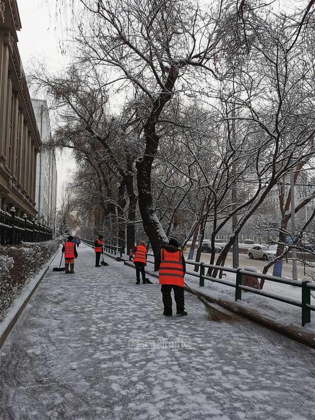 哈尔滨全市主干街路积雪清理完毕 今天还会有阵雪，交警部门发布提示