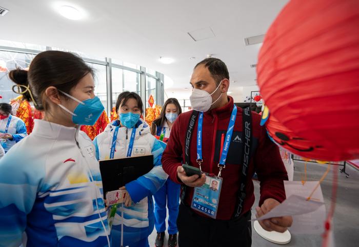 运动员变“中医药迷”、写春联、敲锣打鼓舞狮头……听“双奥”村长程红讲冬奥村的故事！