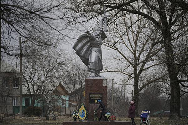 当地时间2022年2月11日,乌克兰卢甘斯克地区,当地民众的生活情景。