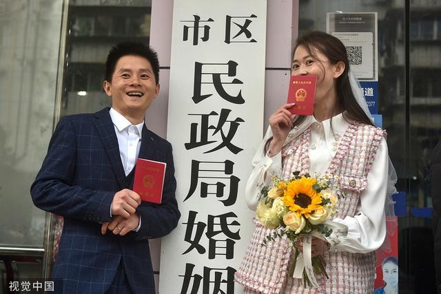 “20220222”迎来结婚登记潮 婚姻登记处新人排长队领证