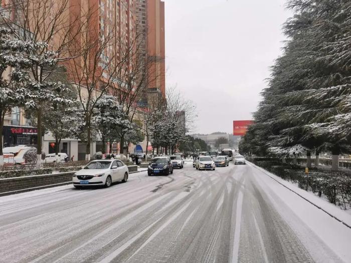 离谱！大暴雪还在继续，而下周最高温将达22℃！90条高速公路交通管制、列车晚点→