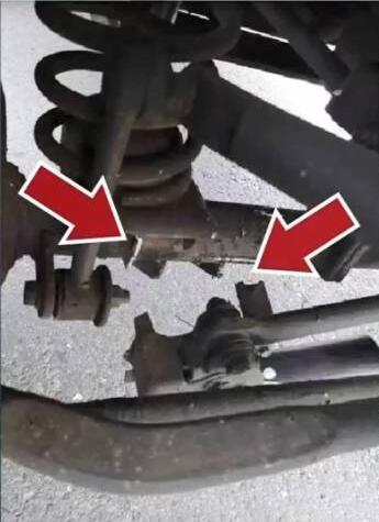 台军“轻型战术轮车”前桥转向减震器支架断裂 图源:社交媒体