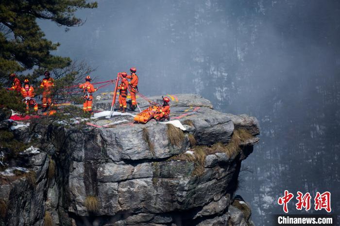 江西庐山风景区消防救援大队开展山岳救援实战演练