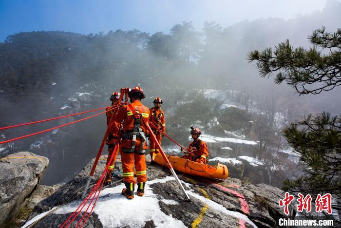 江西庐山风景区消防救援大队开展山岳救援实战演练