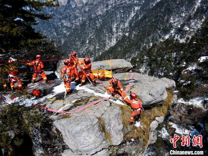 江西庐山风景区消防救援大队开展山岳救援实战演练