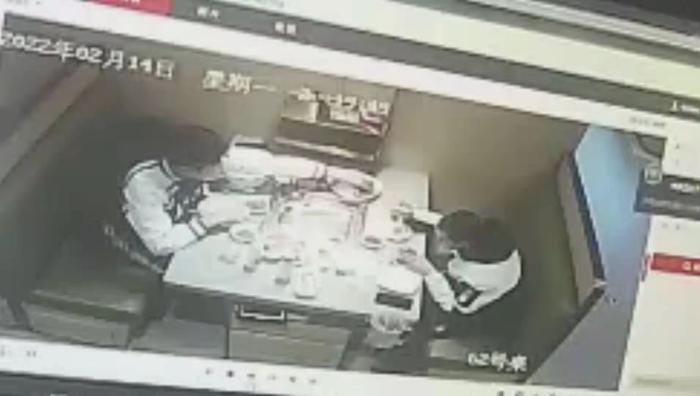 两男子相约来上海打拼，在火锅里放刀片向店家索赔被行拘