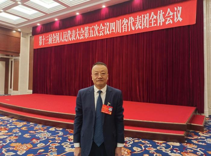 全国人大代表、四川省雅安市雨城区第二中学校长庹庆明。 受访者 供图