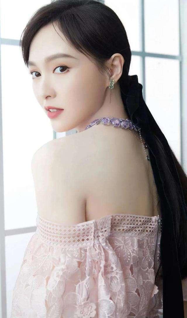 唐嫣學(xué)生_中戲校花唐嫣_唐嫣穿校服的照片