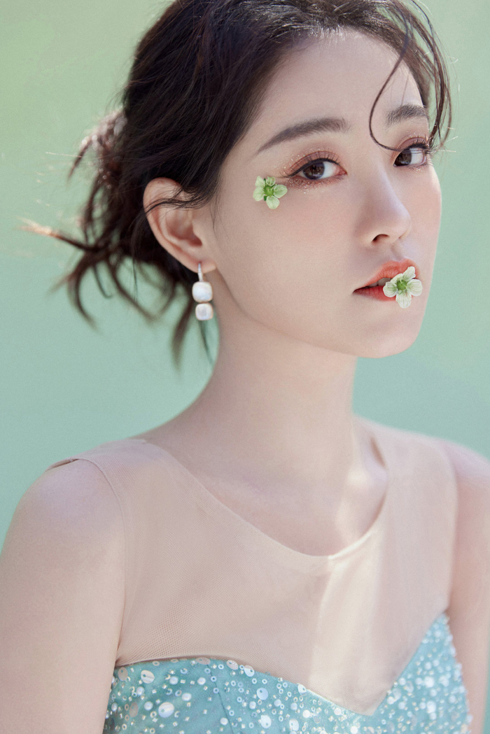 她轻轻的，带来了春的颜色~ (这姐仙女下凡吧，美哭了 )