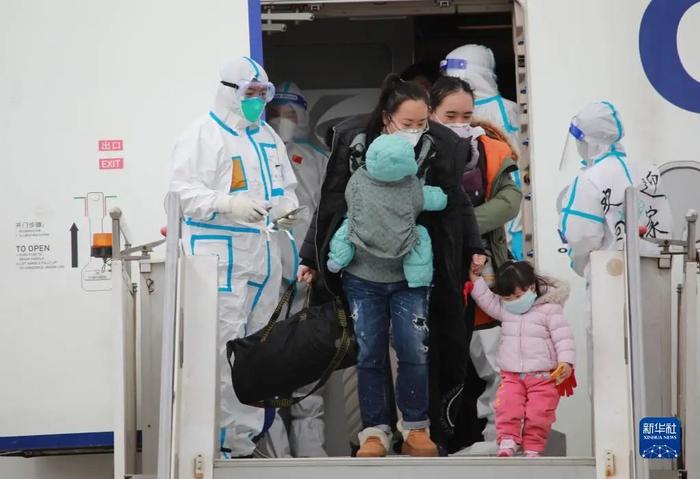 3月6日,中国公民乘坐的临时航班抵达兰州中川国际机场。新华社记者 杜哲宇 摄