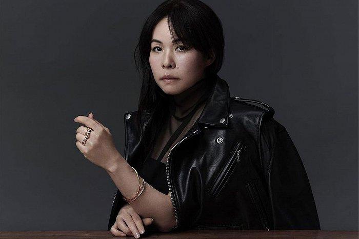 Sacai创始人兼设计师阿部千登势佩戴本人为卡地亚设计的“Trinity”限定系列首饰
