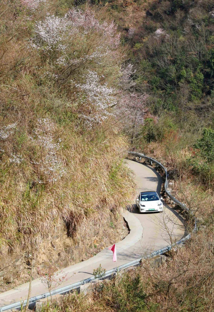 “浙西小川藏线”，这条盘山公路，全长近10公里，有着48个连续弯道。