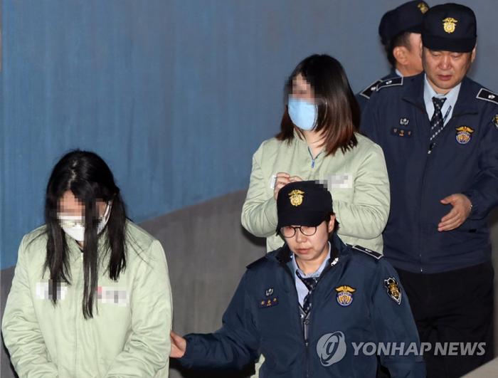 仁川东春洞小学女童碎尸案两名犯罪少年参加二审。图/韩联社