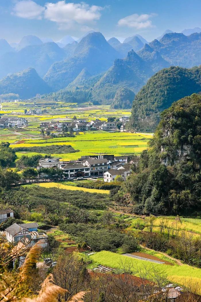 兴义万峰林,村落和花海藏在群峰之中。