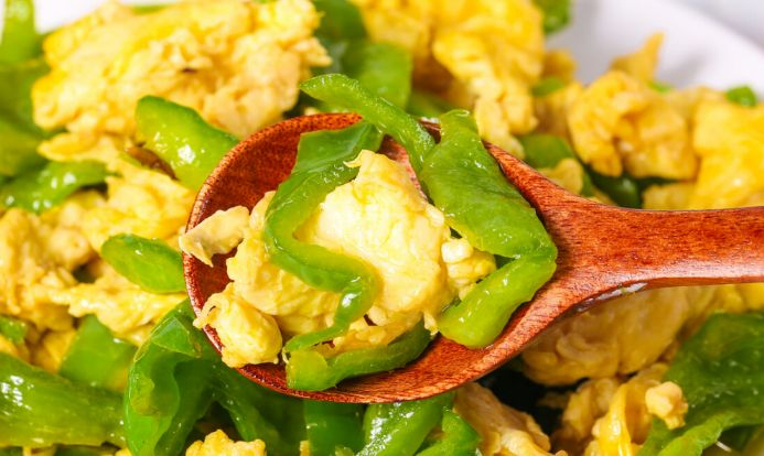 【家常菜】辣椒炒鸡蛋：只需三步，鲜香下饭，我家三口人一周吃三次！