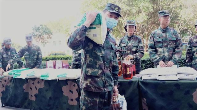 拍照合影、现场领取现金等环节都会暴露官兵隐私因而很多人不愿申请。”原来，以往该部慰问不仅要提交详细的