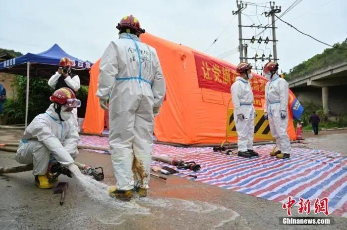 3月27日,救援人员在核心区换岗之后经过洗消出场。中新社记者 王以照 摄