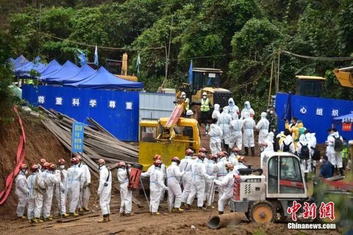 3月27日,在广西梧州藤县,“3·21”东航MU5735航空器飞行事故救援现场,救援人员列队准备进入核心区。中新社记者 王以照 摄