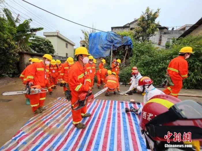 3月27日,救援人员在核心区换岗之后经过洗消出场。中新社记者 王以照 摄
