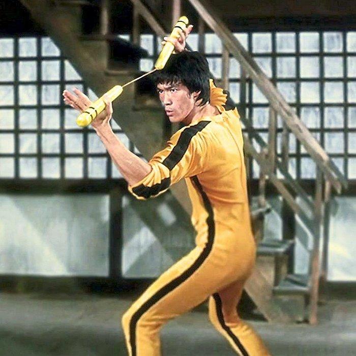 李小龙在荧幕上身穿经典的黄底黑条Tracksuit