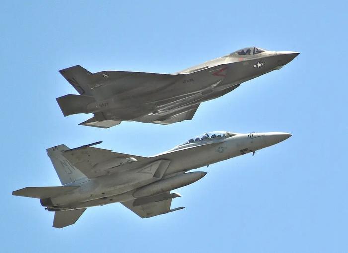 美国海军减缓了F-35C和F-18的采购 图源:美军