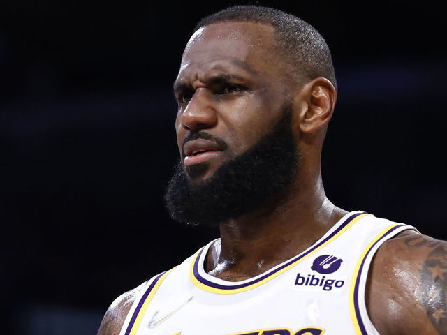 詹姆斯戴维斯联手出击 湖人主场迎战太阳上演攻防大战