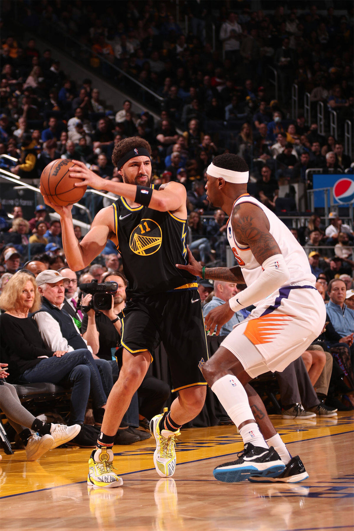 库里与布克的巅峰较量谁能笑到最后