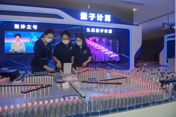 ▲资料图片:2021年9月18日,合肥2021量子产业大会上展示的“九章”量子计算原型机模型。(韩旭 摄)