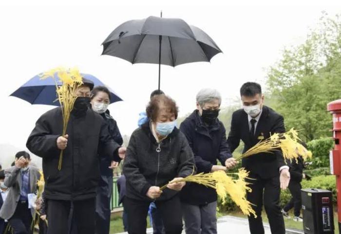 最闪亮的坐标｜清明献花，袁隆平夫人佩戴的口罩上写了这句话