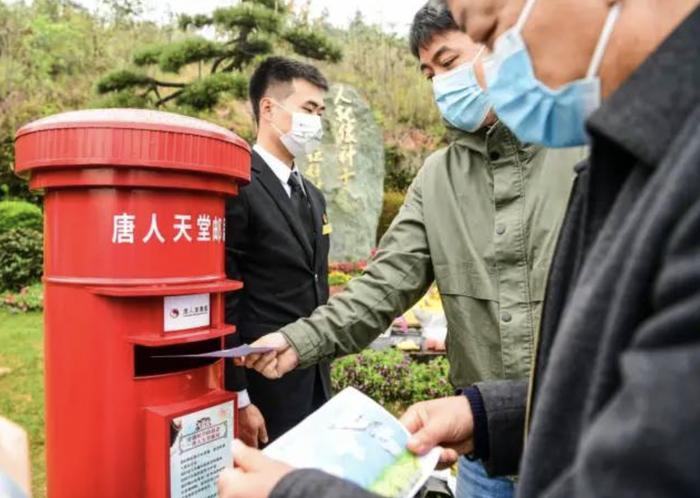 最闪亮的坐标｜清明献花，袁隆平夫人佩戴的口罩上写了这句话