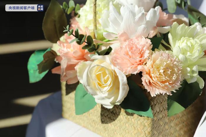制花献英烈 黑龙江大学生制作创意花束祭奠烈士