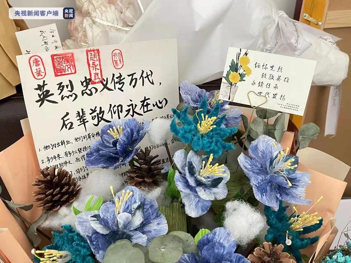 制花献英烈 黑龙江大学生制作创意花束祭奠烈士