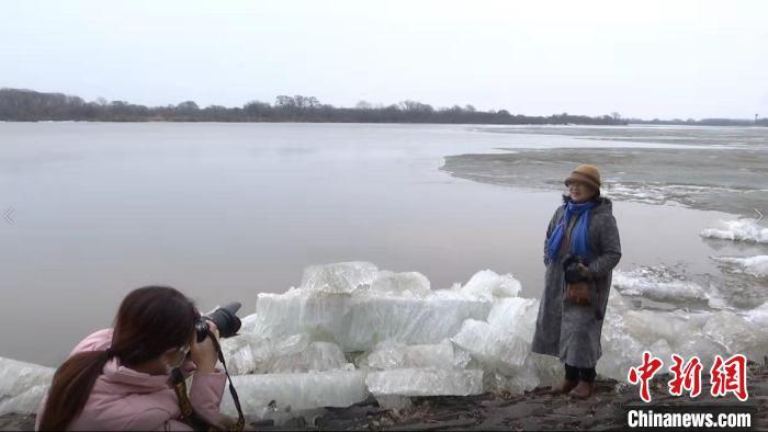 中俄界江乌苏里江虎林段开江 冰排拍岸卷起千堆雪