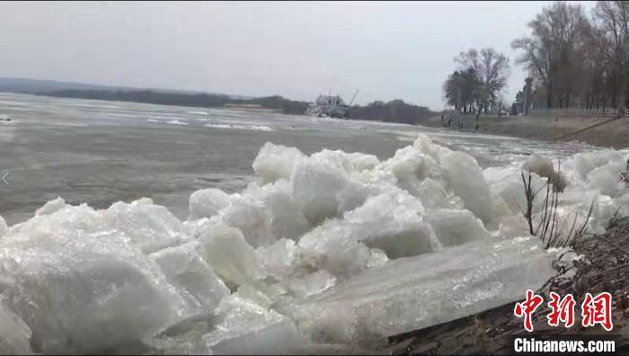 中俄界江乌苏里江虎林段开江 冰排拍岸卷起千堆雪