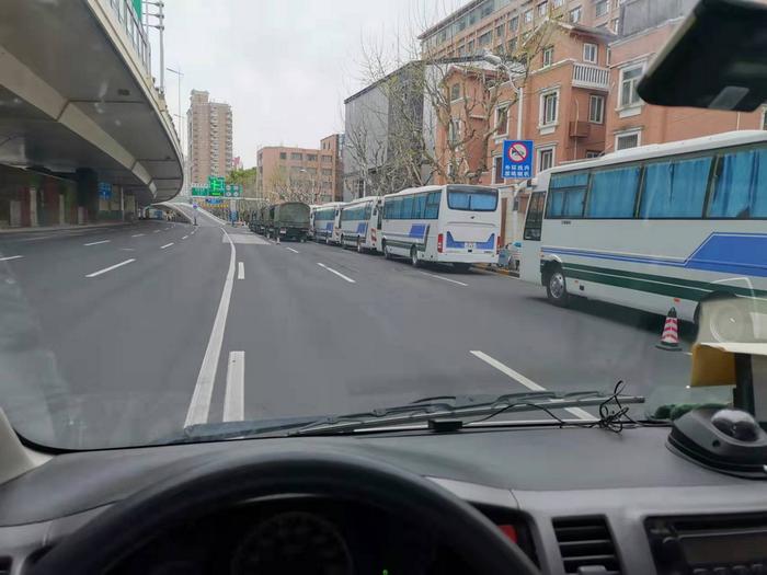 4月5日早上,曾黎开着120急救车,在上海空荡荡的马路上。