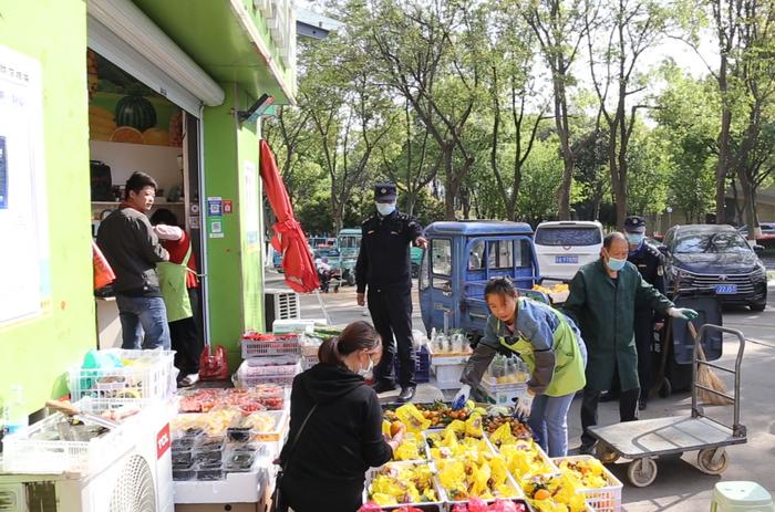 高淳城管开展工程渣土运输、违法占道经营专项整治