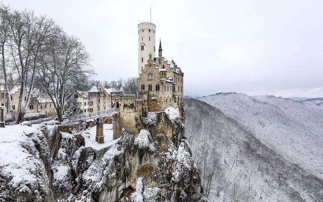 德国巴登-符腾堡州迎降雪 利希滕斯坦城堡雪景美如画