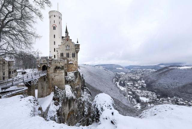 德国巴登-符腾堡州迎降雪 利希滕斯坦城堡雪景美如画