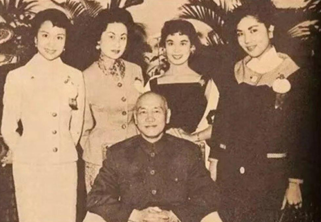 她是一代妖姬,抢了川岛芳子的情人,为爱奋不顾身嫁小26岁影迷