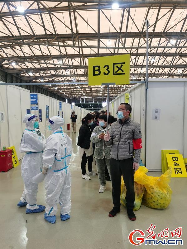 「图片故事」“守沪者联盟”丨探访上海抗疫一线：“我是患者，也是志愿者！”