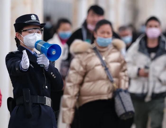 24年前洪水中抱树获救的小女孩，现在怎么样了？