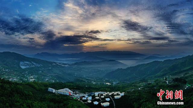 三峡库区乡村日出美景壮丽如画