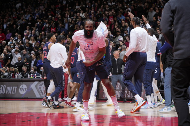 恩比德砍下32分12篮板率队取胜 费城76人主场力克劲敌展现争冠实力